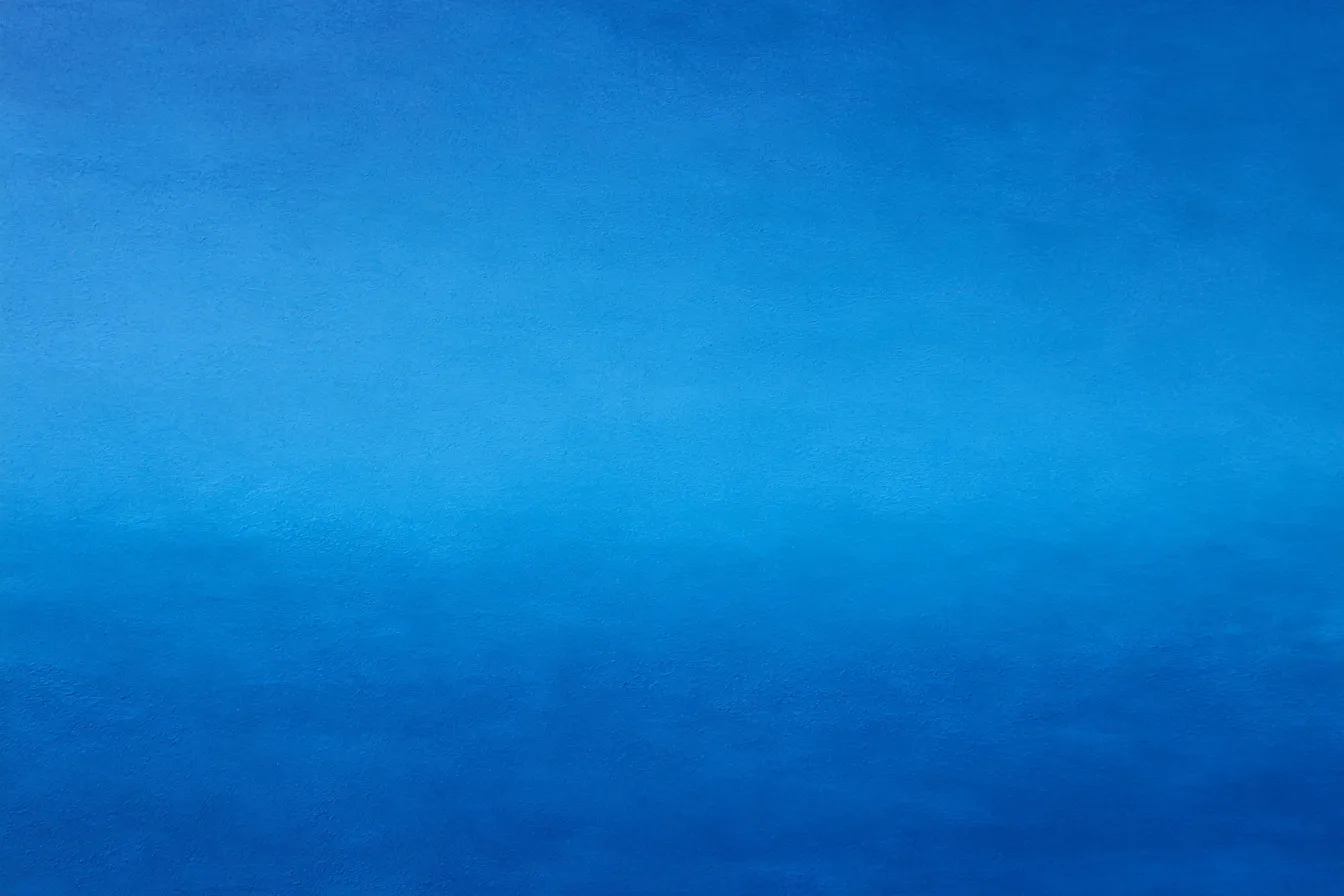 青い空の背景｜爽やかでクリアな青空を背景にした風景。空気感を感じさせるブルーが、広がりと自由な感覚を与えるクリーンで清涼感のある色合いです。