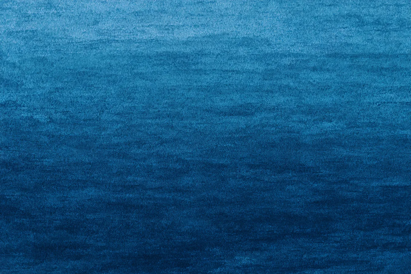 紺色のグラデーション背景｜紺色から青にかけてのグラデーションが広がる美しい背景。深みのある色合いが落ち着きと静寂を感じさせ、穏やかで神秘的な印象を与えます。