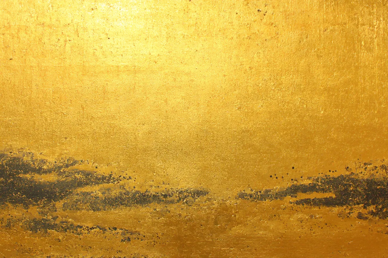 金色の背景｜この金色の「背景」は、輝く光沢感を持ち、深い質感が感じられる美しいデザインです。金箔のような輝きがあり、黒い微細な粒子が散りばめられ、力強いビジュアルを演出しています。