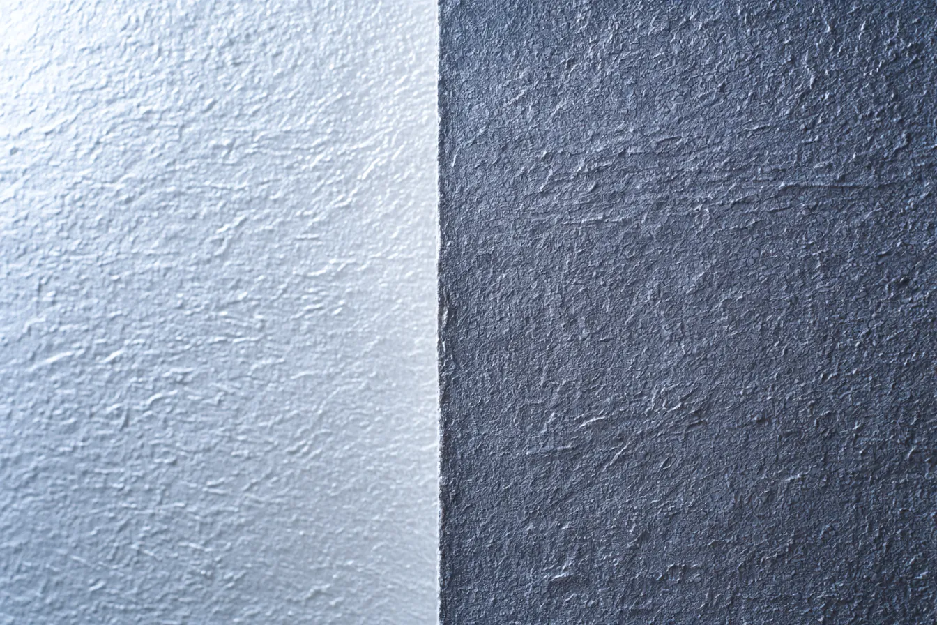 銀色の分割背景｜銀色と濃いグレーが分かれた背景。シンプルながらも洗練され、冷静で落ち着いた雰囲気を醸し出します。シンプルな美しさが引き立っています。