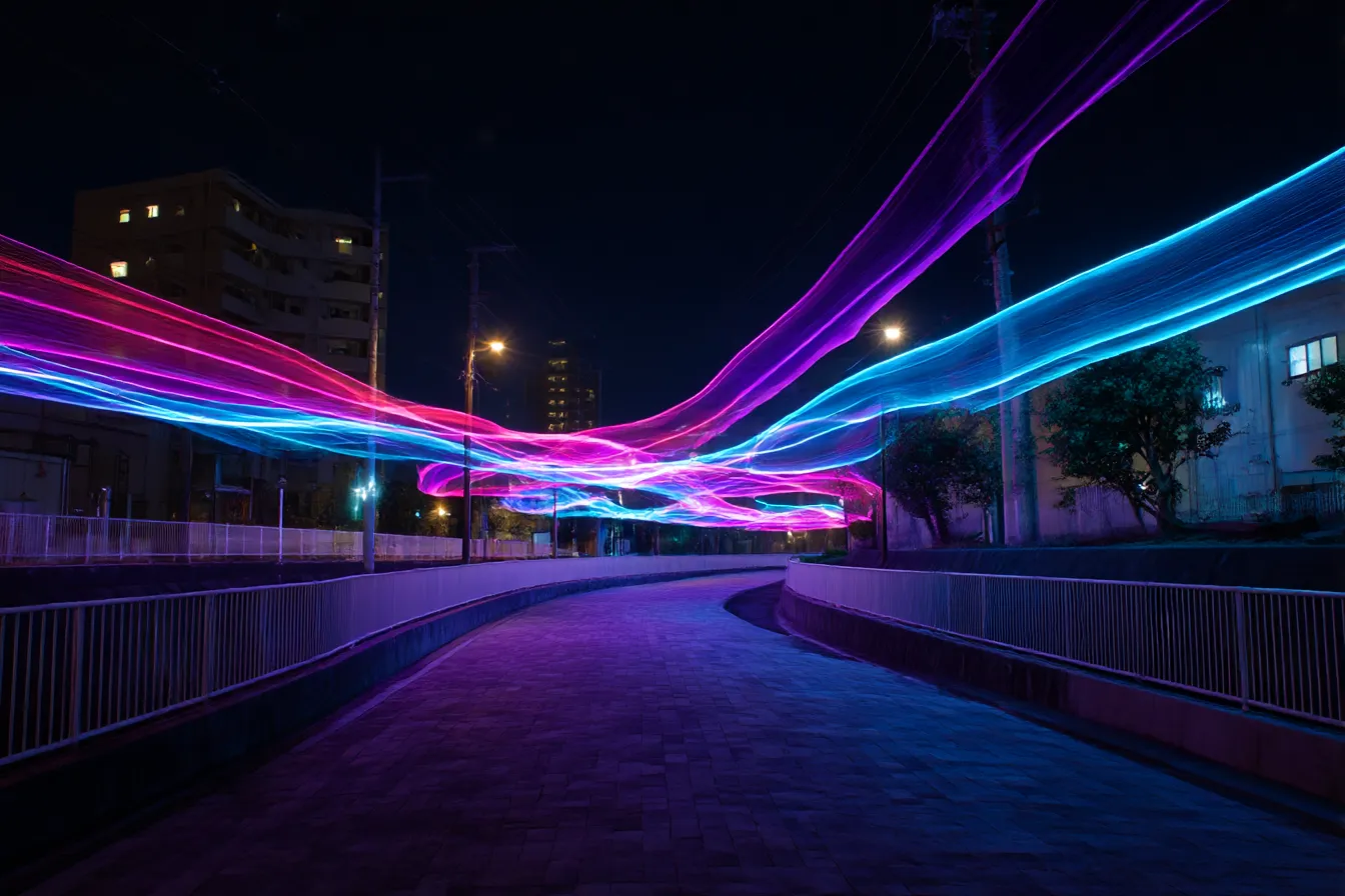 ネオン流れるライン背景｜長く流れるネオンライトが道のように続く背景。色と光の動きが「ネオン」の美しい曲線を描き、幻想的で静謐な雰囲気を演出しています。