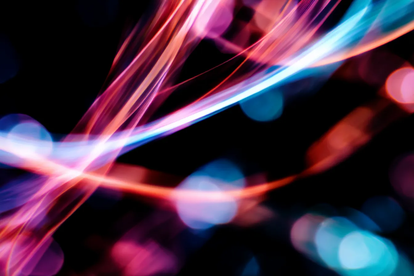 ネオンフレーム背景｜フレーム状に配置されたネオンライトが背景を構成。光の強弱が際立つ「ネオン」が、デジタル的で視覚的にインパクトのある背景を生み出しています。