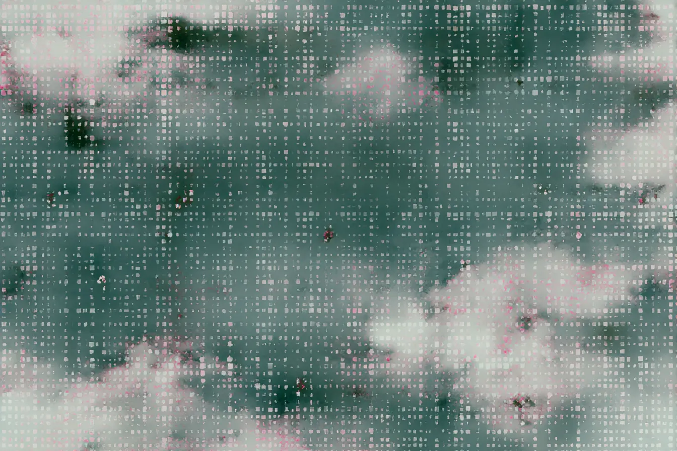 布の風景2｜霧のような緑とピンク色が混ざり合う背景。布のシワが織りなす模様と共に、幻想的な雰囲気が漂う柔らかな風景。