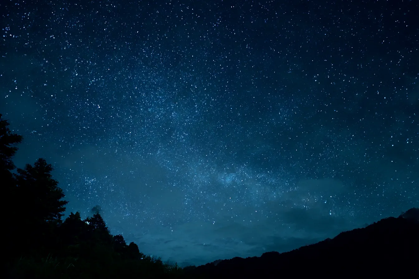星空の広がりと静寂な夜｜広がる星空と静かな夜の風景が描かれた画像です。天の川を背景に、星々が輝く「宇宙」の壮大さと神秘的な雰囲気が感じられます。自然の静けさが際立ちます。