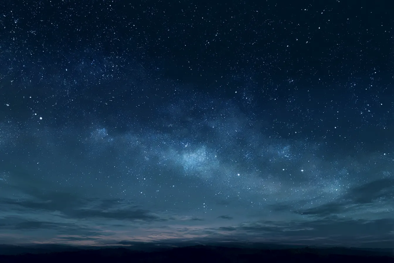 夜空と星々の美しさ｜青みがかった夜空に広がる星々の美しさが描かれており、しっかりとした星の配置が「宇宙」の深さを感じさせます。静かな夜が静謐感を与えます。