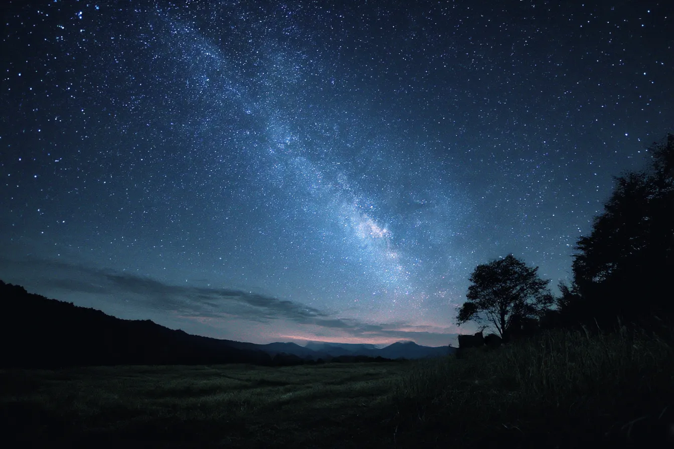 星空に包まれた大地の風景｜星空に包まれた大地と山々が描かれ、見上げると広がる「宇宙」の無限の深さを感じられます。静かな空間の中に心が落ち着く風景が広がっています。