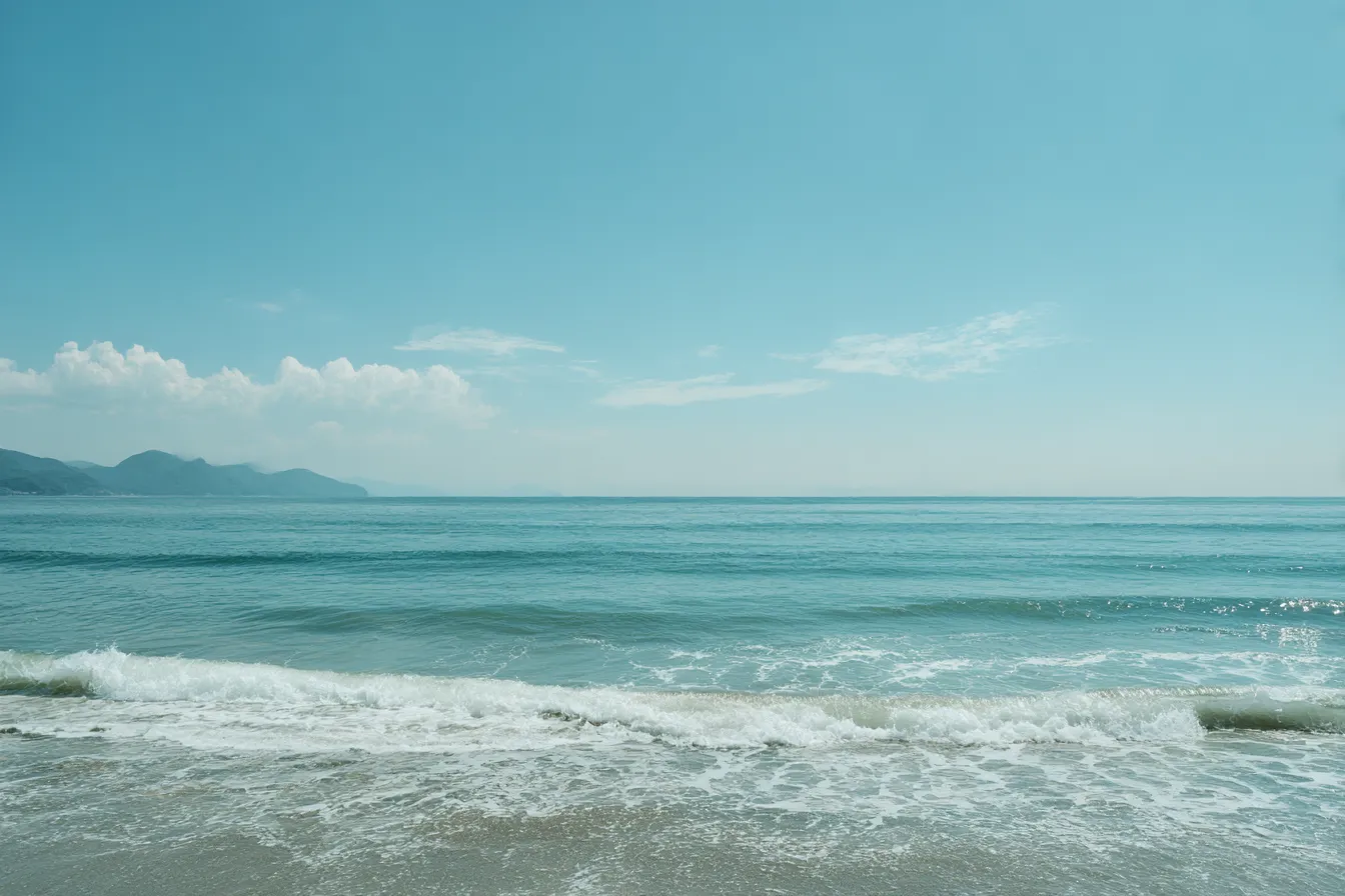 海の風景1｜穏やかな海の背景に広がる青空。波の音が聞こえてきそうな静かな時間が流れ、心が落ち着くような景色です。
