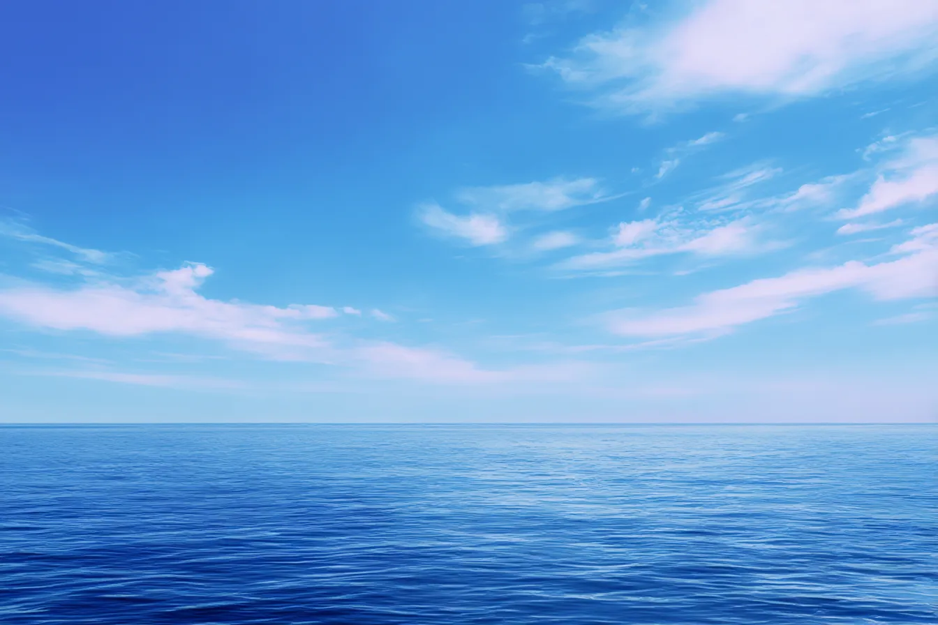 澄み渡る海の境界線｜清澄な空と海の境界がぼやけずに描かれ、視界を越えて広がる無限の海を感じさせます。背景のシンプルさが、穏やかで広大な海の景色に力強さを加えています。