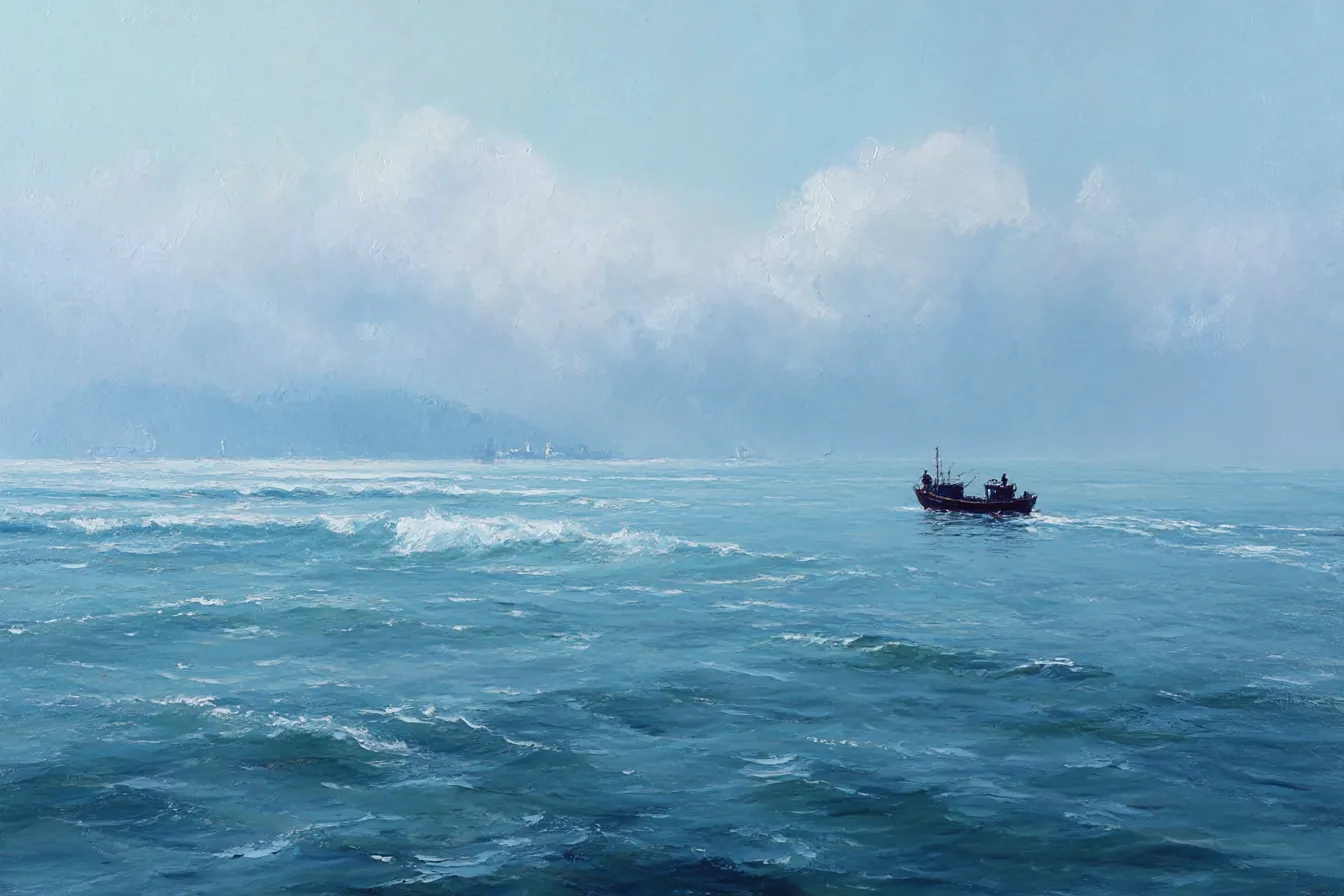 静かな海と漁船の風景｜海の上をゆっくりと進む漁船と、その周りの穏やかな海の風景が描かれています。「海」の中に存在する人の営みが感じられ、静けさの中にも温かさが感じられます。