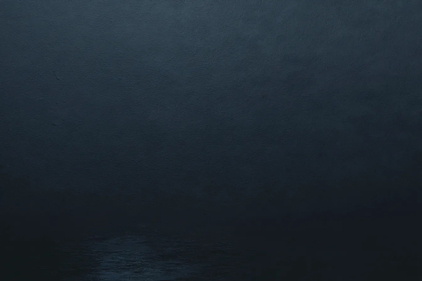 黒い背景で青みがかったシンプルな壁｜黒い壁にわずかな青みが加わり、シックで落ち着いた雰囲気を醸し出している。光沢感が感じられる「黒」の背景は、シンプルでありながらも深みを感じさせ、洗練された印象を与える。