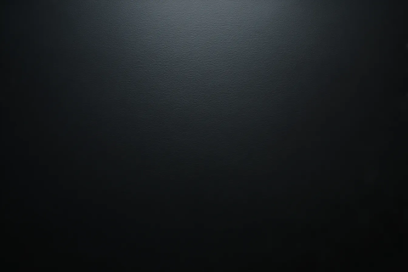 黒い背景で光の当たる壁面｜黒の中に光が差し込むような、柔らかな陰影を持つシンプルな背景。光沢のある表面が、静けさと力強さを同時に表現し、暗い空間でも無駄のない美しさを感じさせる「黒」の背景が魅力的だ。