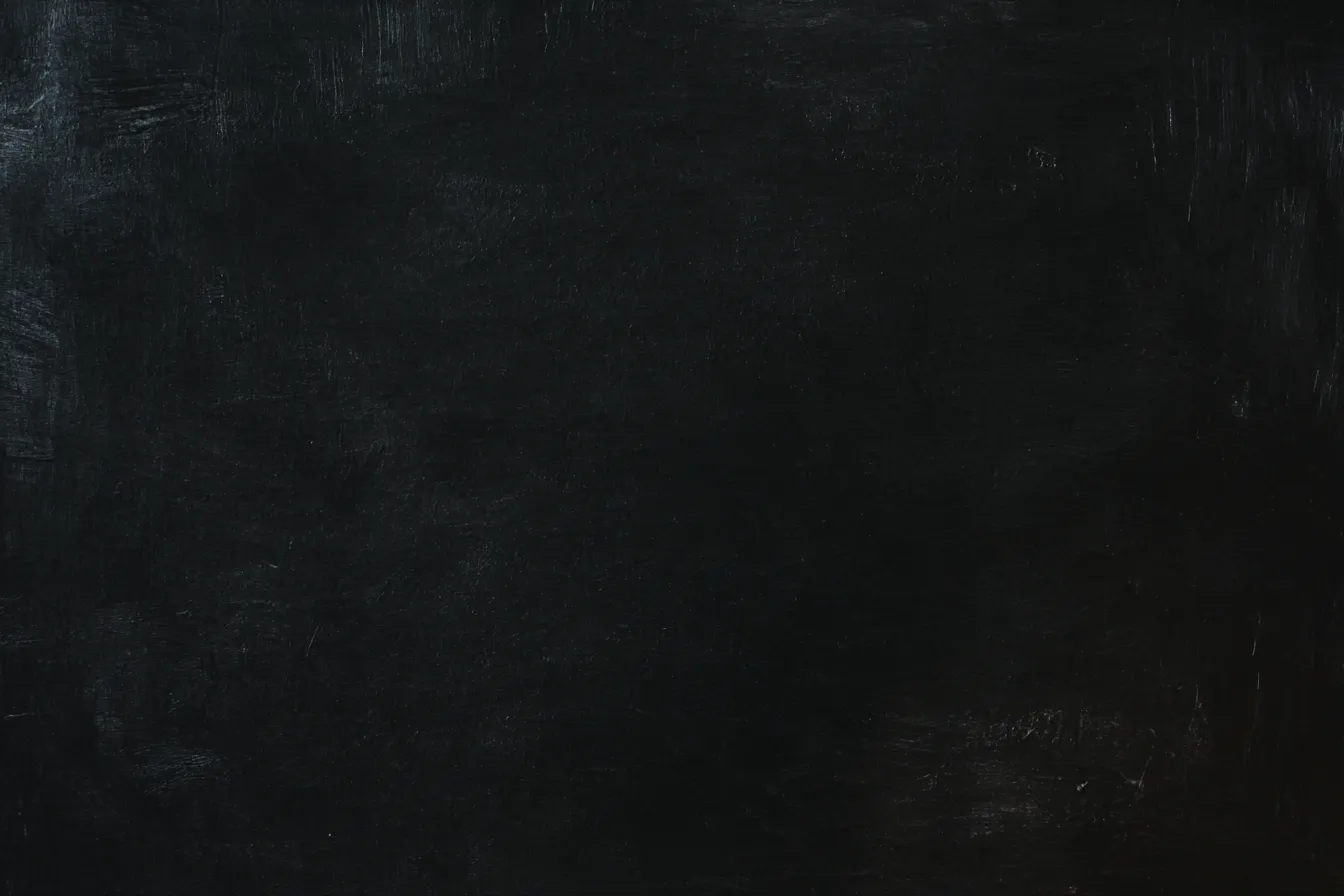 黒い背景で滑らかな質感の壁｜滑らかで光沢のある黒い壁面が、深い陰影を形成する美しい背景。無駄のないデザインが洗練された雰囲気を作り出し、シンプルで力強い印象を与える「黒」の背景は、視覚的な魅力を放っている。