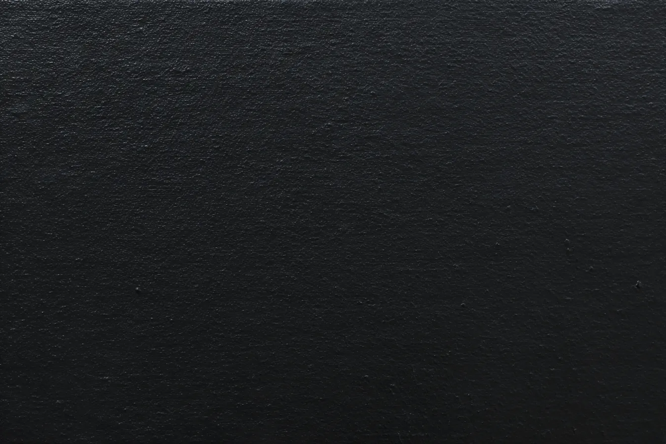 黒い背景1｜黒い背景が重厚感と深みを与え、シンプルながら力強い印象を持っています。滑らかな質感の表面が目を引き、空間に独自の存在感を生み出します。「背景」として、この黒が持つ深い魅力とシックな雰囲気を引き立てます。