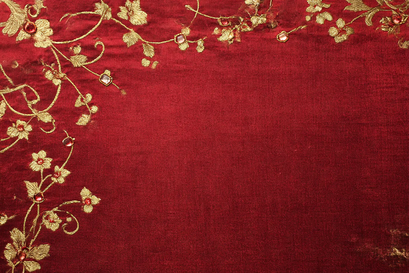 赤い刺繍布の豪華背景｜深みのある赤い布地に、金糸で刺繍された繊細な花模様と宝石風の装飾が煌めく背景。伝統と気品を感じさせるデザインで、高級感と温もりが調和した豪華な印象です。