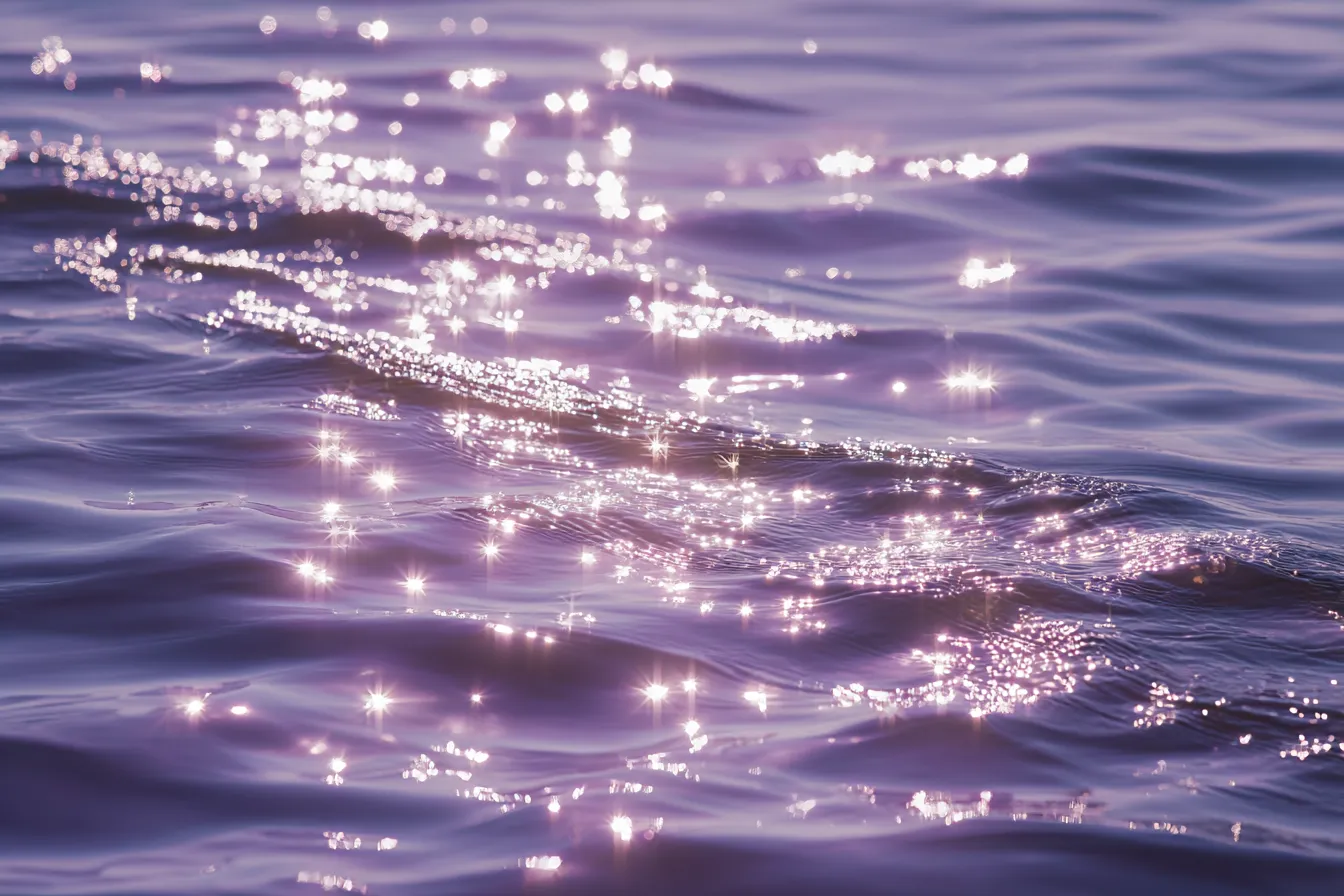 おしゃれ韓国背景×紫にきらめく水面|紫がかった水面に星のような反射が広がる構図。ロマンティックで幻想的な印象があり、韓国エモ系のビジュアルやアイドル背景にもぴったりな演出です。