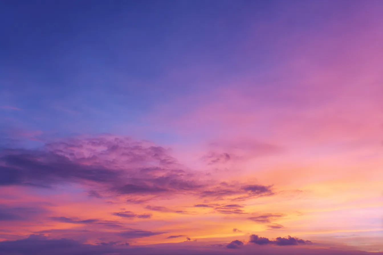 夕焼け背景×グラデーション空｜ピンクからパープルへと変化する滑らかなグラデーションが美しい空。シンプルながらも幻想的で、韓国風の余白デザインやエモ系レイアウトに最適な背景です。