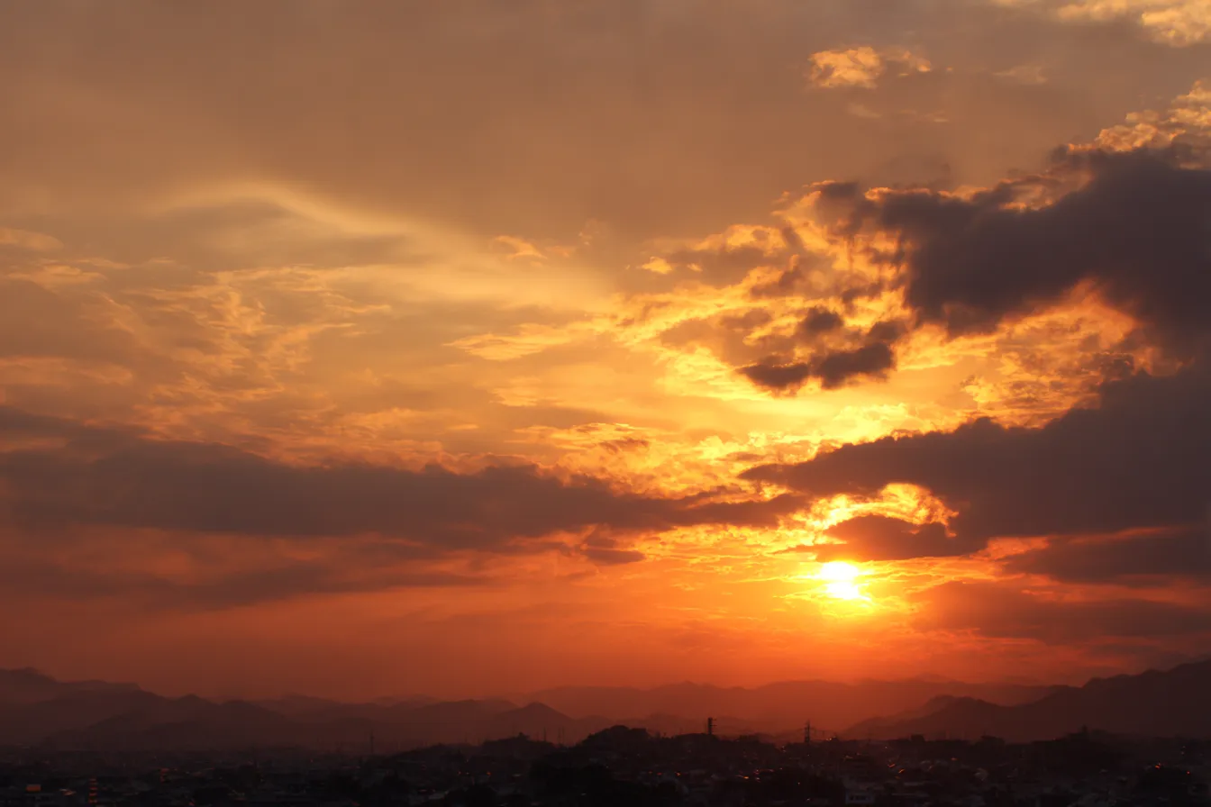 夕焼け背景×山並みと沈む太陽｜燃えるような夕日と山々のシルエットが織りなす力強い情景。ドラマのワンシーンのような迫力があり、韓国的な感情表現を支える背景に適しています。