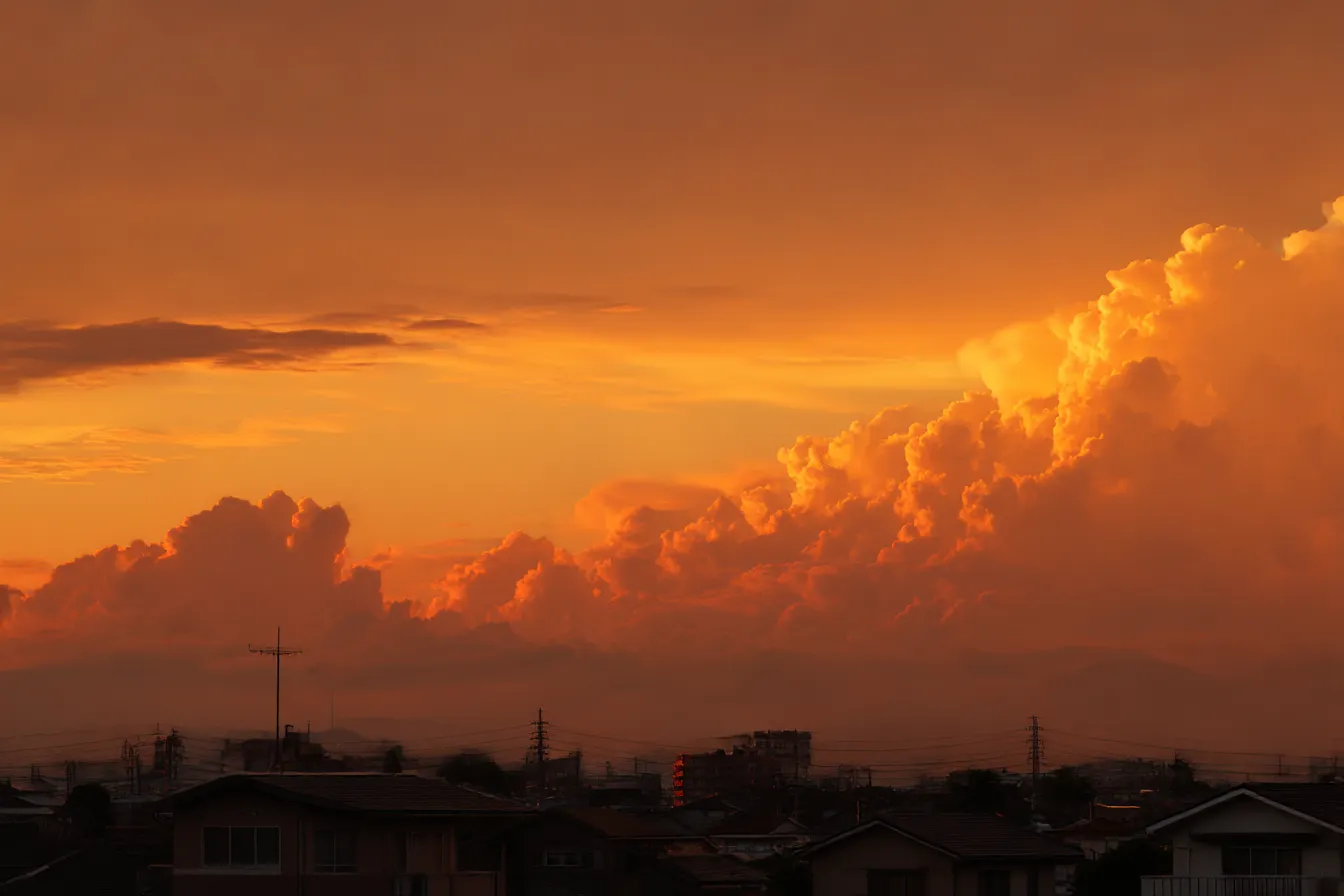 夕焼け背景×入道雲と暮れる空｜もくもくと立ちのぼる入道雲が黄金色に染まる、夏の夕暮れを思わせる空。空と雲のボリューム感が強く、ナチュラルかつ迫力ある背景演出が可能です。