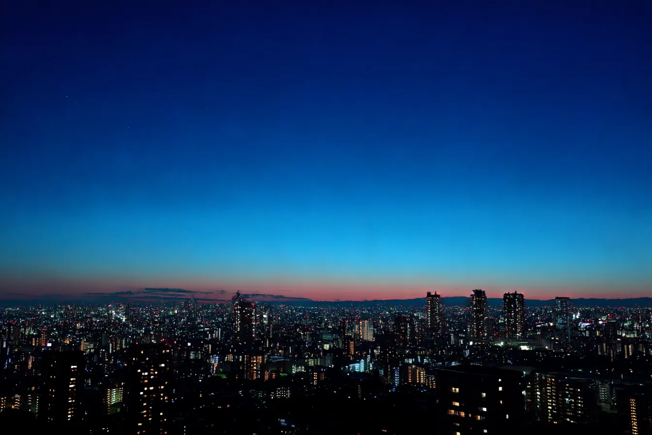 夜景背景×夜明け前の街並み｜地平線に残るグラデーションと街の灯りが交差するトワイライトな構図。夜と朝のはざまの静けさが美しく、繊細で詩的な世界観を表現します。