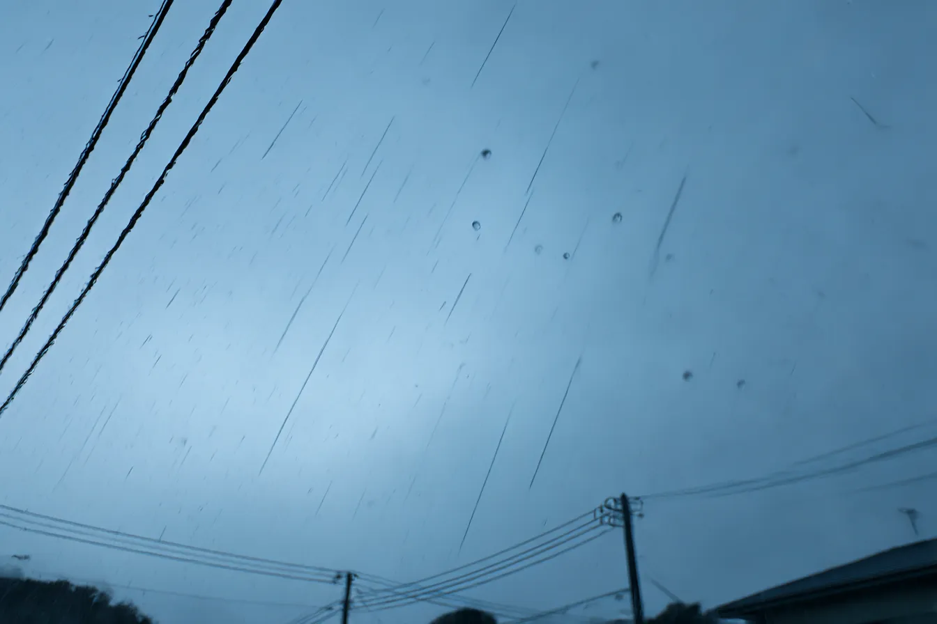雨背景×電線と降りしきる雨の街｜斜めに降る雨と電線のシルエットが印象的な、実写のようなブルートーンの雨の風景。静かで切なさを感じさせる構図が、韓国ドラマのような情感演出に最適です。