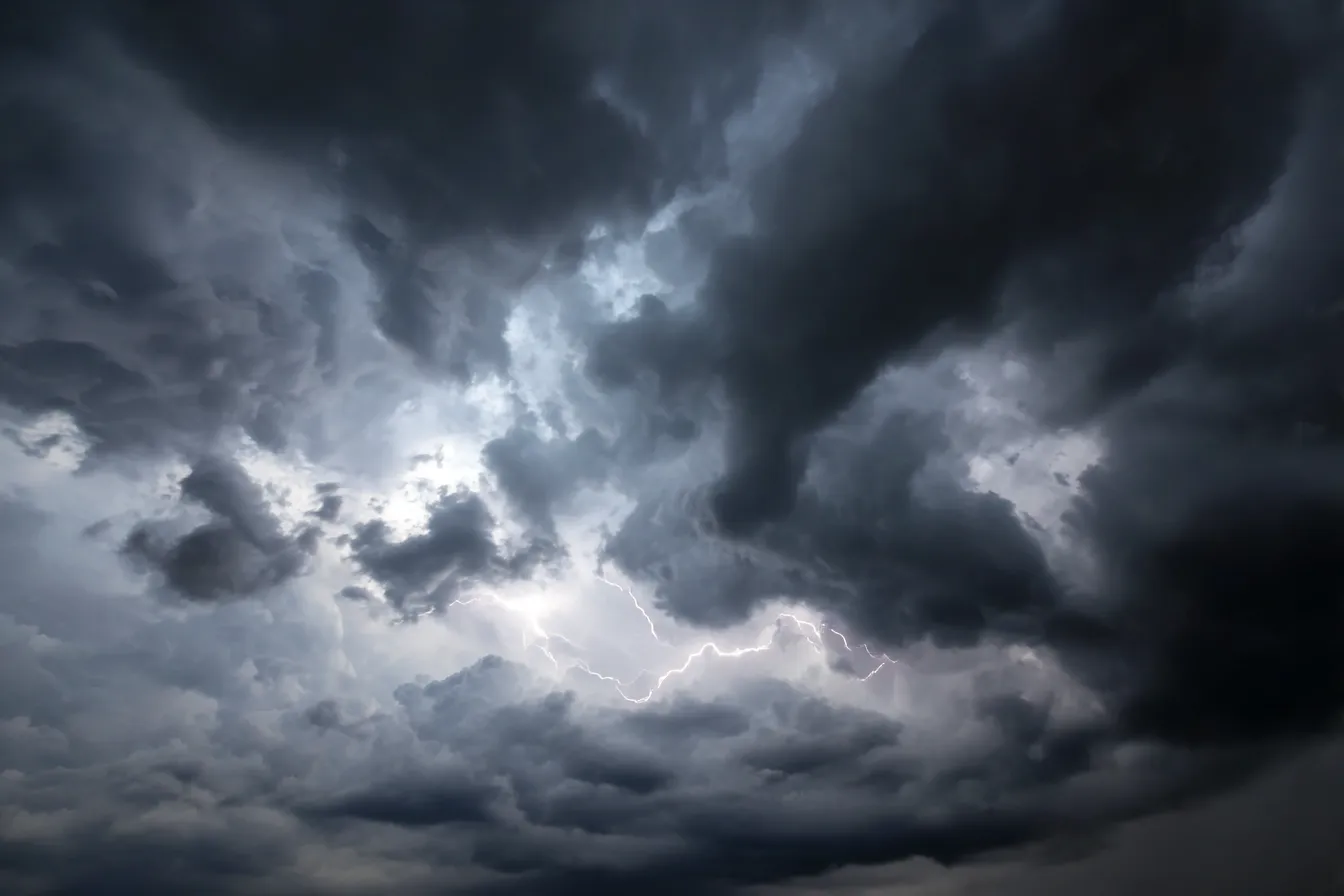 雷背景×暗雲にひそむ光の雷光｜重くうねるような暗雲の中に雷光が隠れる構図。空全体が緊張感を帯びたダークなトーンで、ドラマティックで不穏なシーン演出に最適なビジュアルです。