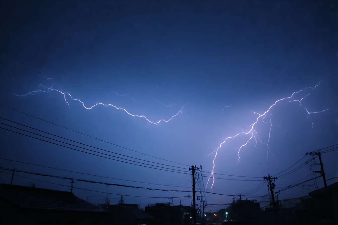 雷背景×青黒の夜空と光る街の稲妻｜夜の住宅街を背景に稲妻が青白く走る構図。画面全体を包む暗さの中に浮かぶ光のラインが印象的で、緊張と静寂が同居する韓国サスペンス風演出にも合います。