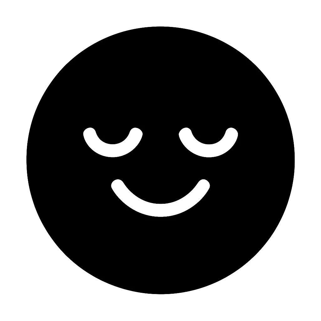 黒丸顔文字ふふふ｜黒い真円の中に、目を閉じた穏やかな表情と控えめな口元を白抜きで表現。内心の微笑みや軽い共感を伝える柔らかい印象で、会話系コンテンツや子ども向け教材にも活用しやすい。