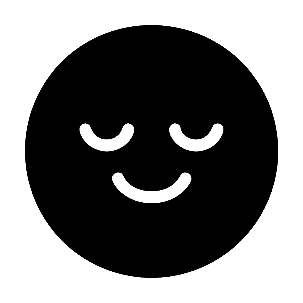 黒丸顔文字うふふ｜黒い円の中に、目を閉じたようなゆるやかな白抜きカーブと、控えめな笑顔で「うふふ」と微笑む穏やかな表情をデザイン。やさしさや内心の喜びを表現する際にぴったりな感情アイコン。