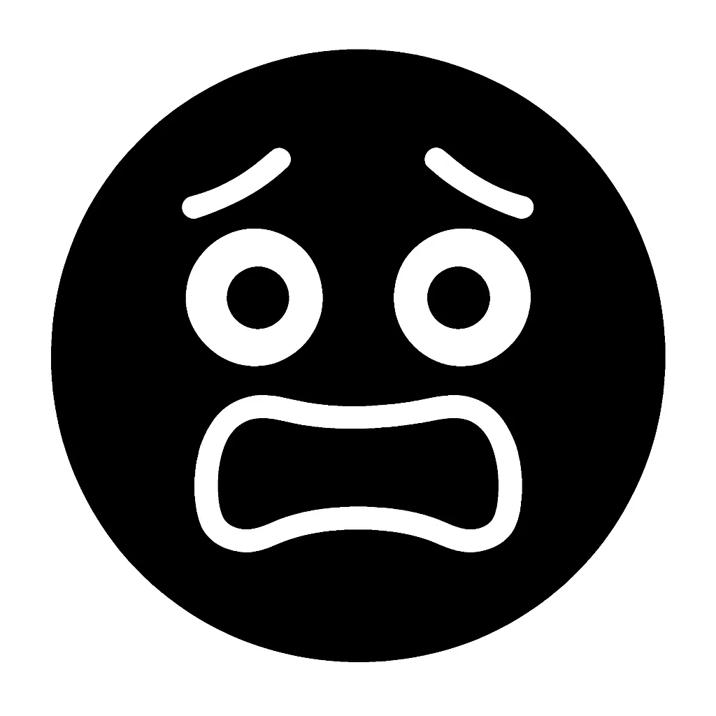 顔文字怖い｜見開いた目と歪んだ口元、緊張感のある直線的な表情で「怖い」を表現した顔文字。驚きや恐怖に固まった状態を、記号的に可視化したシンプルかつインパクトのあるデザインです。