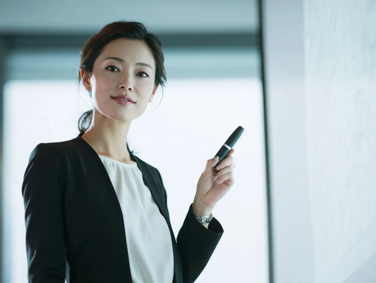 pointを語る女性講師の表情｜指示棒を手にした女性の凛とした姿勢が、知的で信頼感のある印象を与えます。光と構図が調和し、プレゼン資料などに使えるポイント提示の表現に。