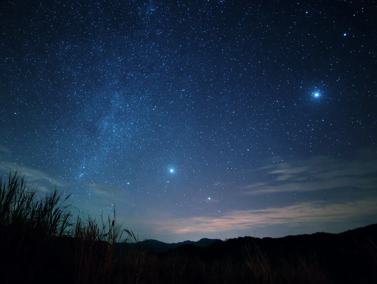 エモい夜の星空写真｜満天の星が広がるエモい夜の風景を切り取った写真素材です。静かな自然と輝く星々が幻想的な雰囲気を生み出し、夜空をテーマにした広告や背景に最適です。