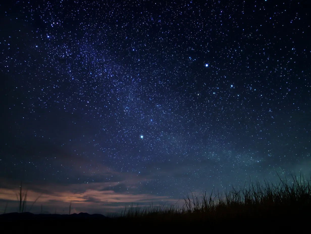 エモい夜の星群写真｜広がる星群が映し出されたエモい夜の写真です。奥行き感のある空の描写は、自然体験や旅行関連のビジュアル表現に活用できます。