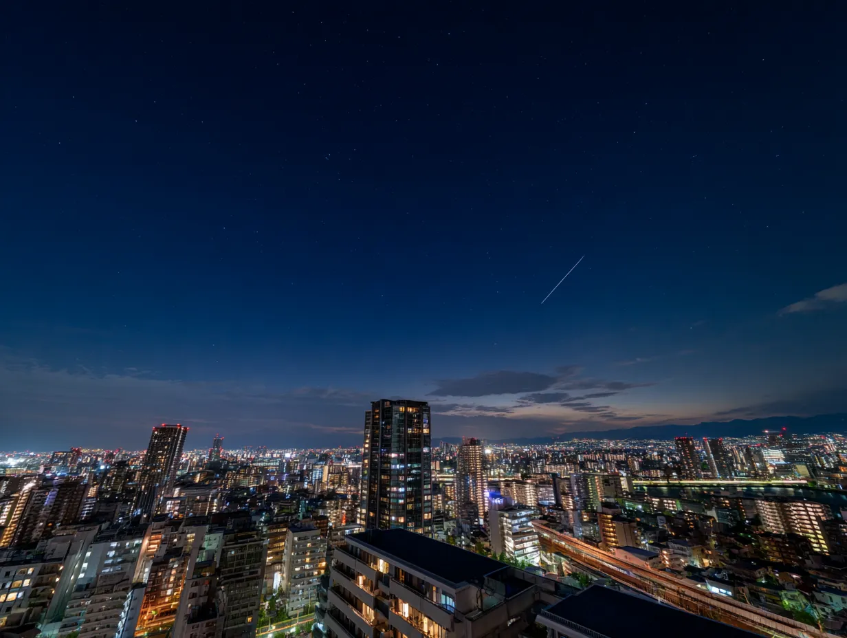 エモい夜の都市夜景写真｜星空と都市の灯りが共存するエモい夜の景観です。近未来的かつリアルな雰囲気を持ち、広告やプロモーション素材としても適用可能です。