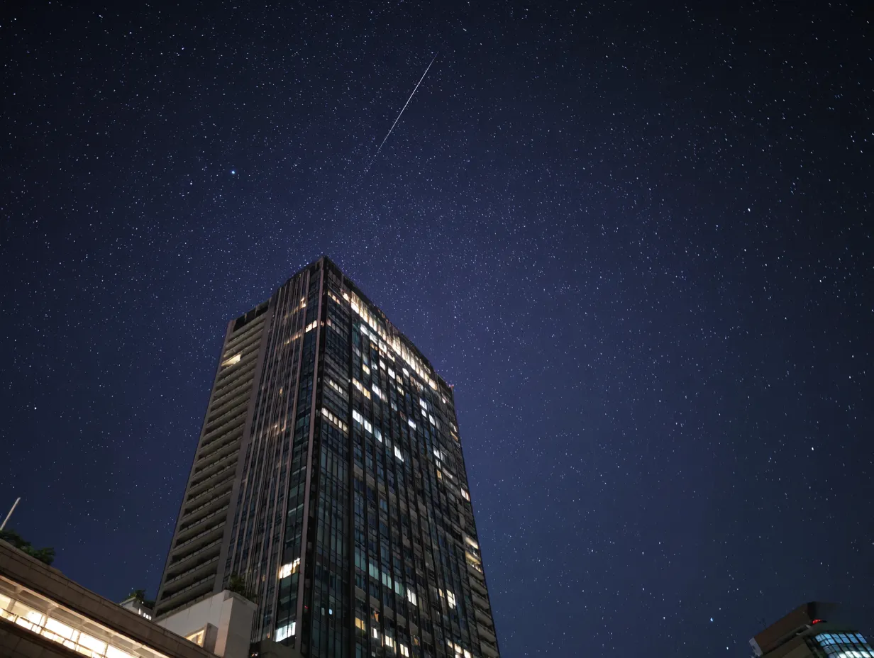 エモい夜のビル夜景写真｜高層ビルと星空を組み合わせたエモい夜の一枚です。都会的で洗練された雰囲気があり、建築やライフスタイルを扱う素材に適しています。