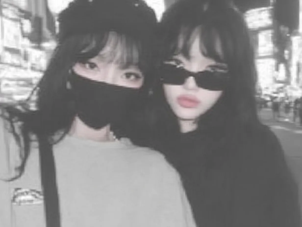 エモい2人の夜街写真｜夜の街並みを背景にした2人の姿を切り取ったエモい2人の夜街写真。モノトーン調の色味と強調された光の表現が、ストーリー性のある演出や広告デザインに適した素材です。