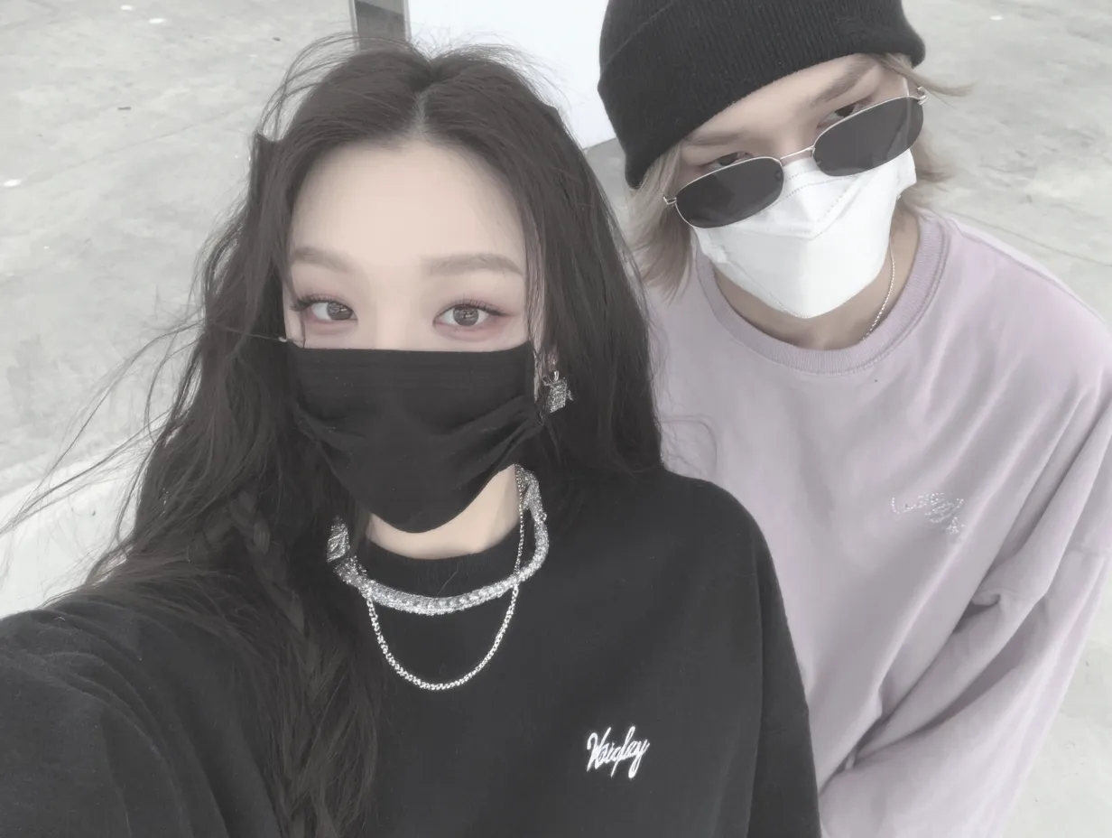エモい2人のシンプル街角写真｜クールな色調と自然なポージングが魅力のエモい2人のシンプル街角写真。モノトーンコーデが都会的で洗練された印象を与え、ビジネスやカルチャー関連素材として効果的に利用可能。
