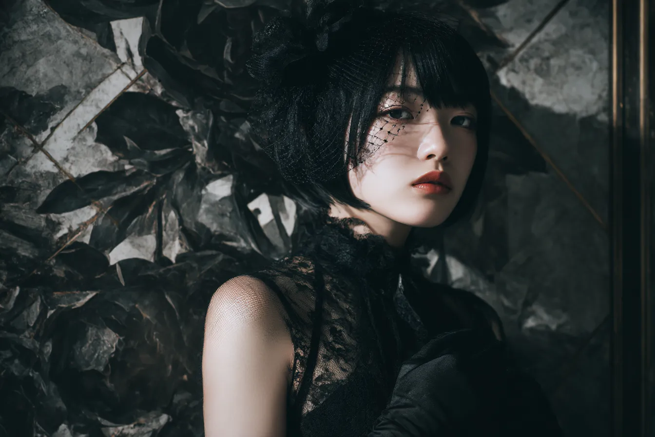 黒のヴェールと大理石の背景｜レースと黒のドレスが織りなす耽美な印象。大理石の冷たい質感が黒の装いと対比し、幻想と現実の狭間を背景で演出。