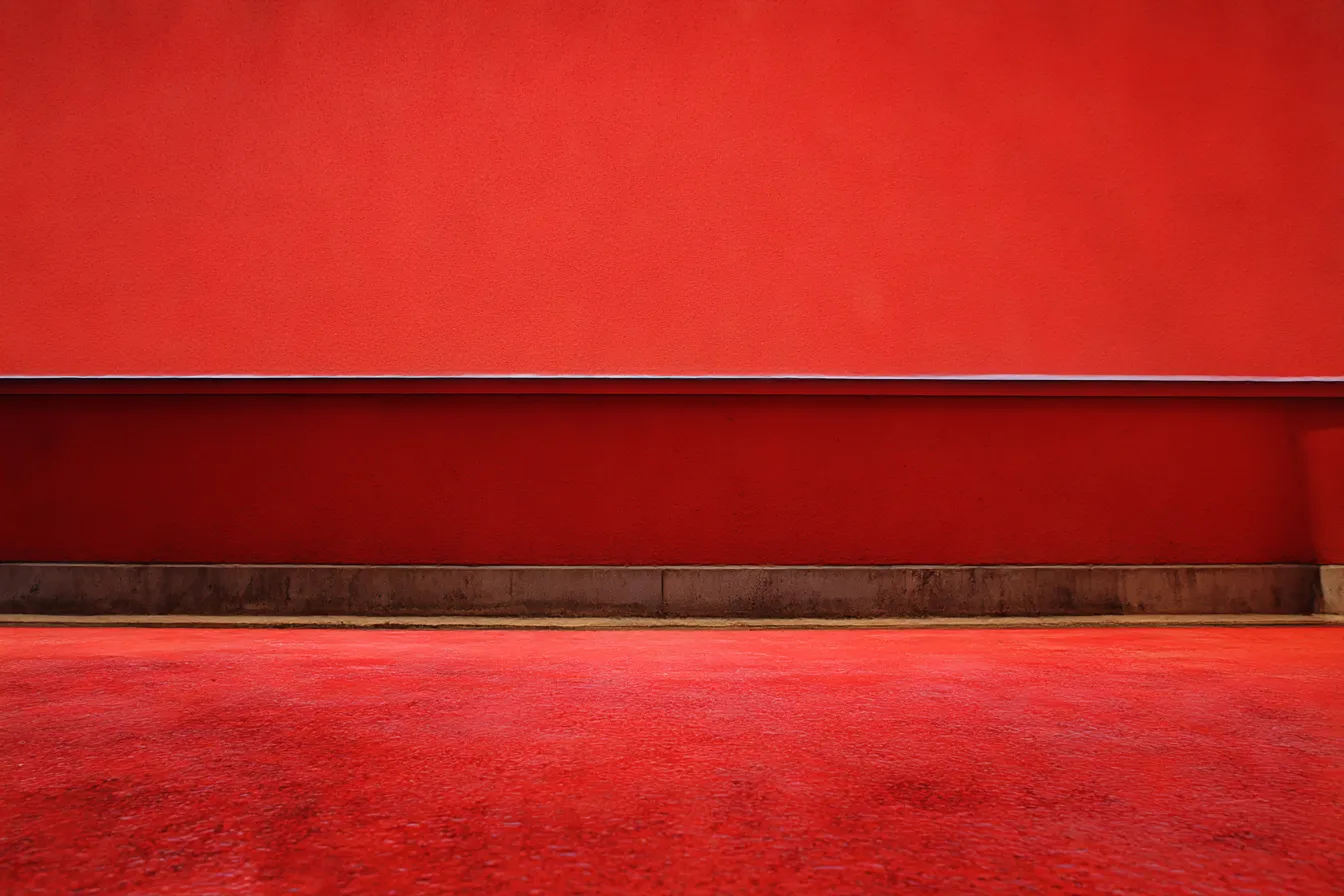 赤背景のミニマル壁面構成｜水平ラインが一本走る幾何学的な壁面を強調した構成。赤背景が無機質な質感を際立たせ、静謐かつ硬質な空間美を生んでいる。