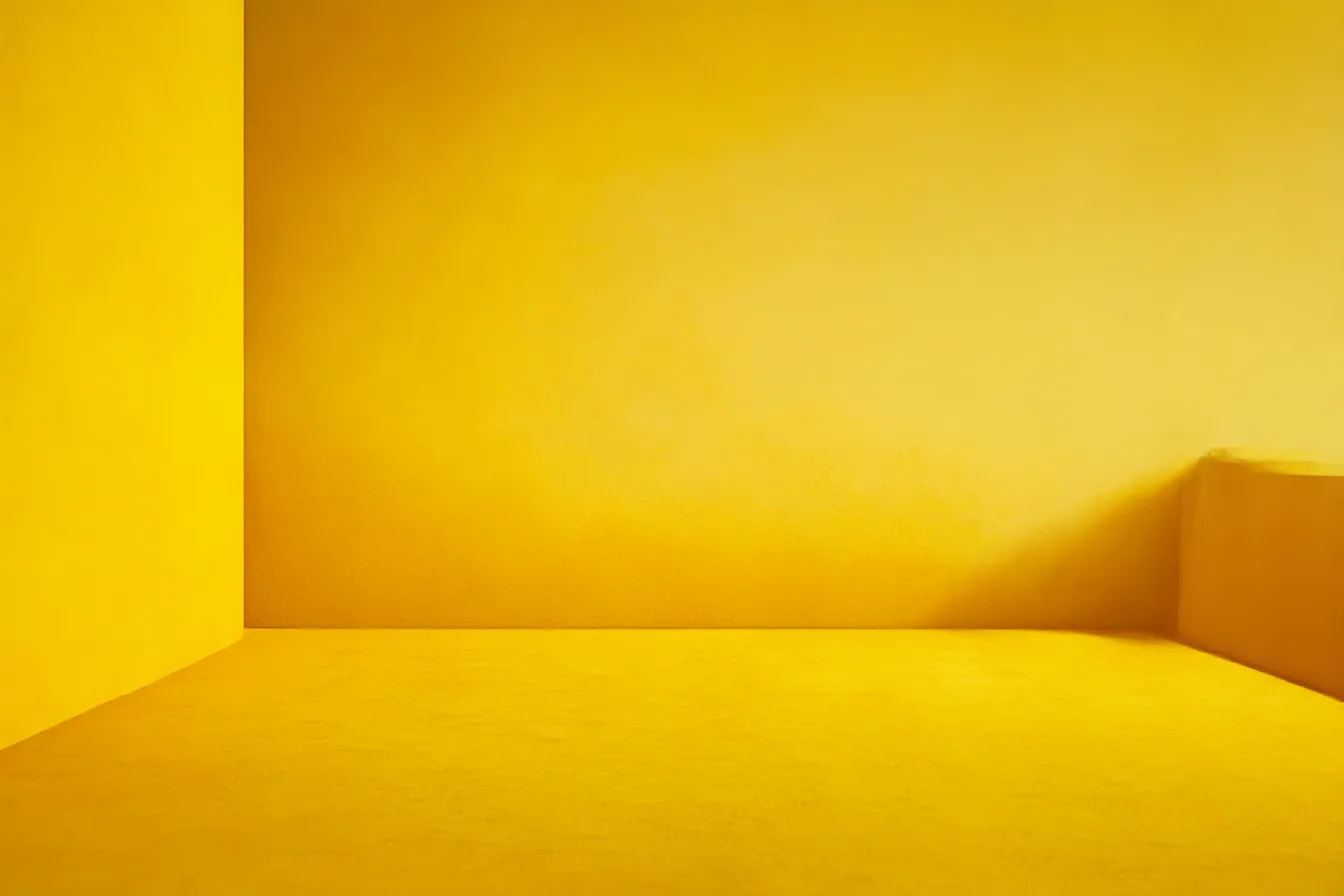 イエロー背景とミニマルな展示壁｜ややグラデーションのかかったイエロー背景が、構造の陰影や光の動きを柔らかく受け止め、余白を活かした洗練された画面構成です。