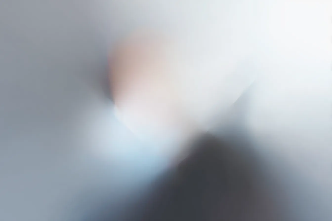 灰色の人物像とライトリークの滲み｜人物らしきフォルムが抽象的にぼやけ、灰色の中に浮かび上がる。ライトリークが滲みのように重なり、感傷的な印象を与える。