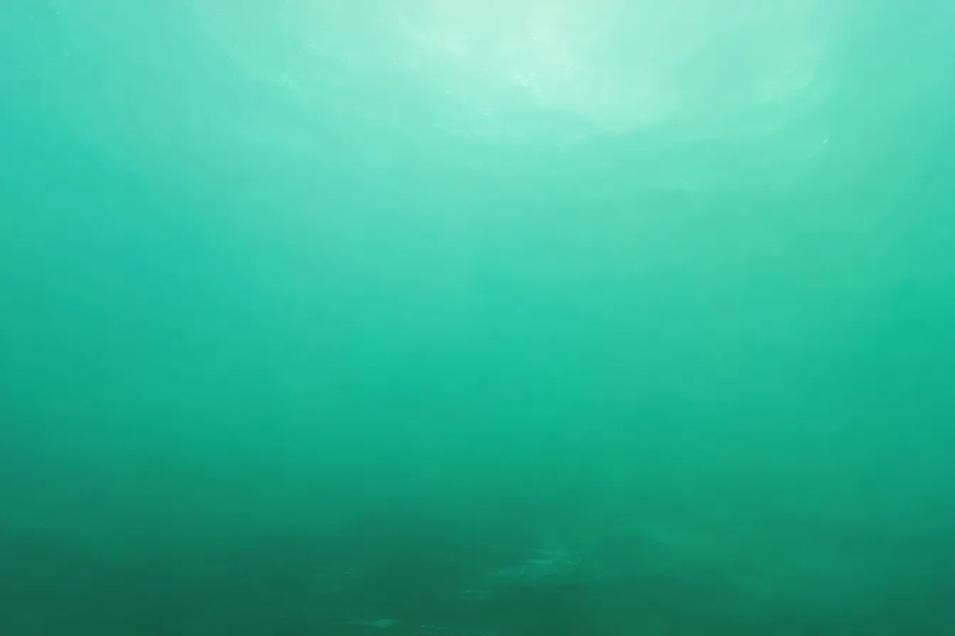 水中の緑のライトリーク｜水面下の光の揺らめきを再現したような画風で、緑のライトリークが静けさと透明感を兼ね備えた深海的イメージを与えます。