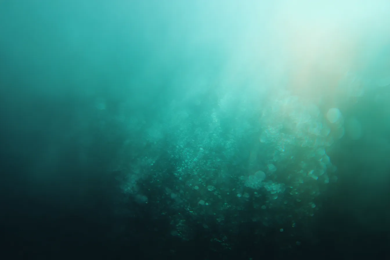 エメラルドグリーンの水泡ライトリーク｜水中に漂う泡や光の粒が印象的で、エメラルドグリーンのライトリークが幻想的で包み込まれるような空間を演出します。