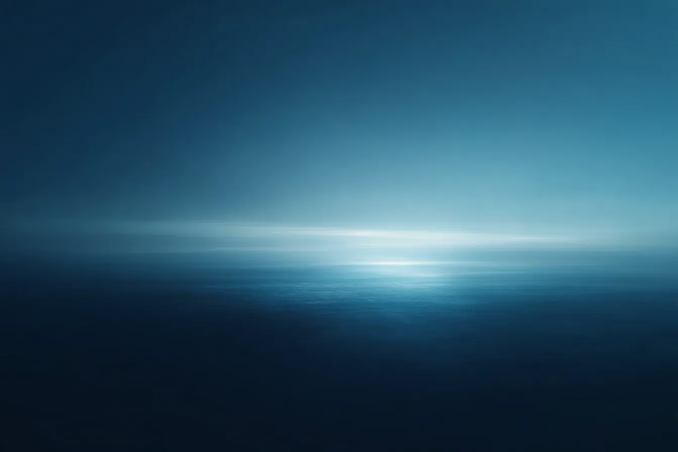 青の水平線ライトリーク｜静かな海と空が繋がる構図で、青のライトリークが神秘的な遠景と静寂の雰囲気を印象付けます。
