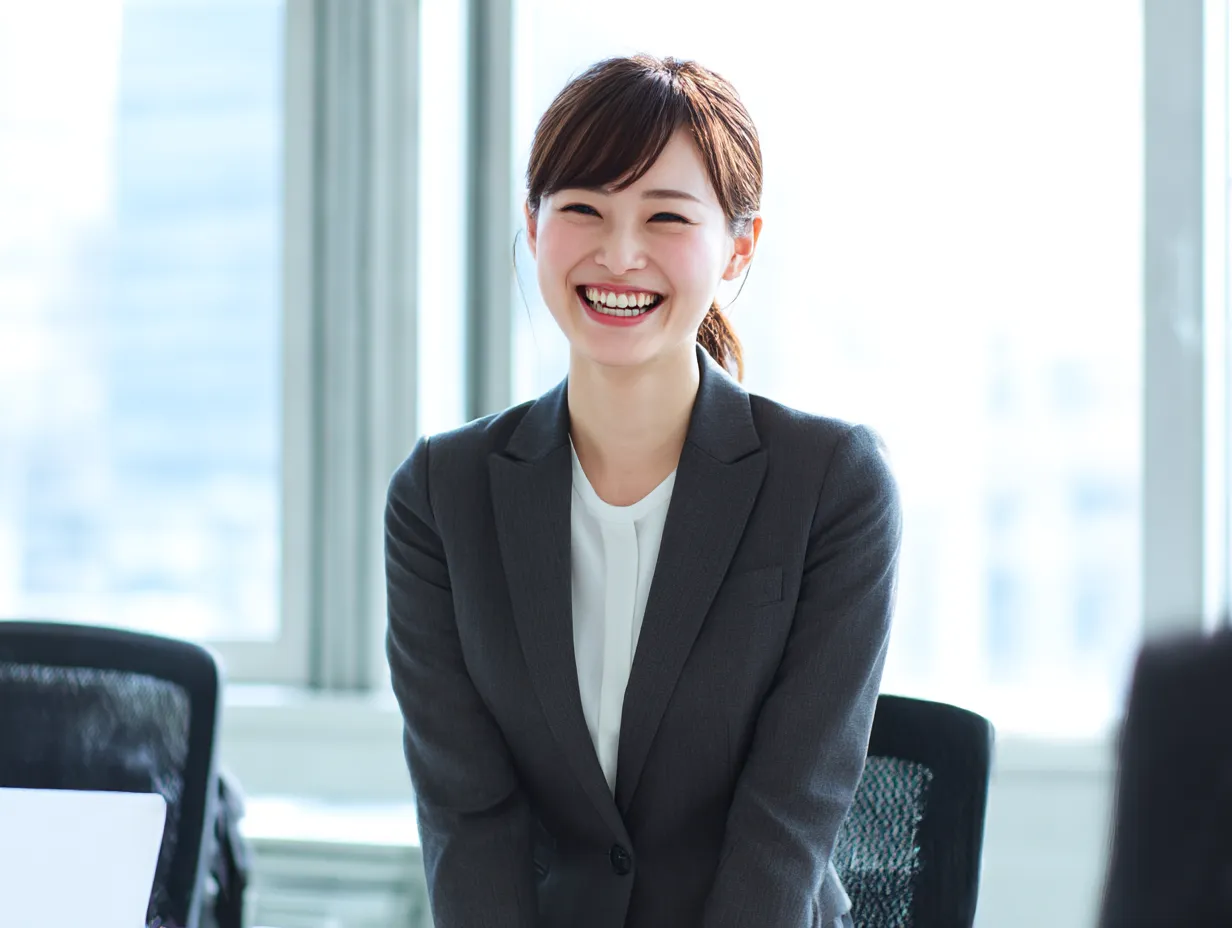 笑顔の女性社員の健康写真　｜夜間の自宅でパジャマ姿の中年男性が歯を押さえてうつむく。暗めの照明が孤独な痛みの深刻さを強調している。