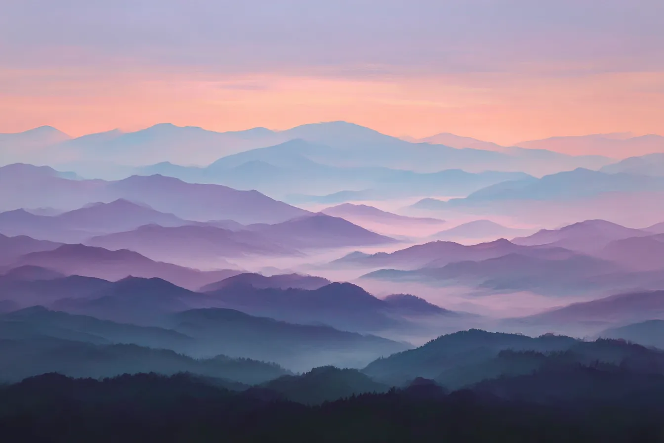 美しい山々のグラデーション背景｜紫色から青に変わる山々の美しい「グラデーション」背景が広がる風景。柔らかな色合いが、穏やかな雰囲気と広がる大自然の壮大さを感じさせる。背景素材として活用することで、温かみのある深みを演出できる。