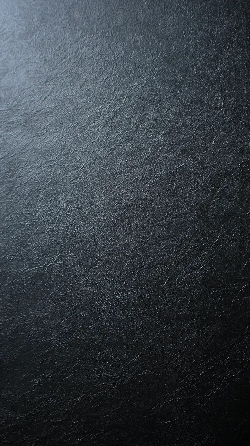 漆黒質感のおしゃれかっこいい黒壁紙｜深い黒の中に繊細な凹凸が浮かび上がる構成。光の反射が滑らかな流れを強調し、おしゃれかっこいい黒壁紙として重厚感と静謐な気配を兼ね備えている。無駄のない質感が魅力を放つ。