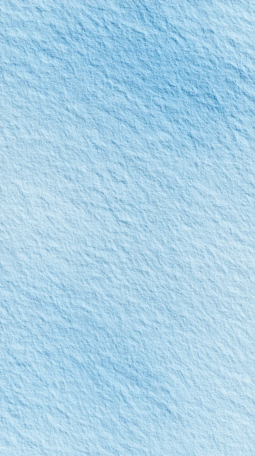 水色の無地壁紙 穏やかな濃淡｜水色の無地壁紙は、滑らかな流れのように淡い濃淡が広がる。光を受けた部分はやわらかに輝き、陰の部分は穏やかに沈む。単色の中に抑揚を見せる構成が清潔感と安らぎを両立させている。