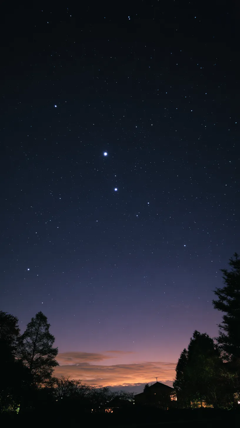 美しい星空 壁紙 北斗七星｜澄んだ夜空に北斗七星が並び、地平線に淡い夕焼けの残光が広がる美しい星空の壁紙。星の輝きと暮れゆく空の色彩が印象的な調和を見せている。